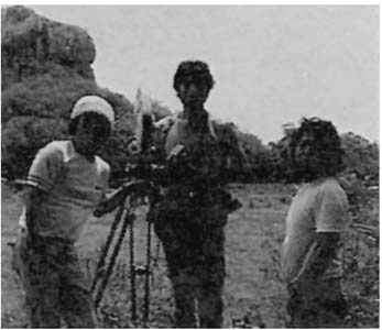 スリランカロケ風景 左から北川英雄カメラマン、山屋恵司カメラマンと監督の村山正実